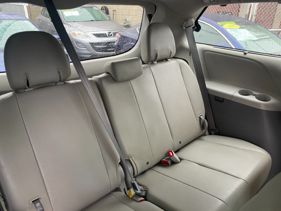 2012 Toyota Sienna XLE 7-Passenger Auto Access Se photo
