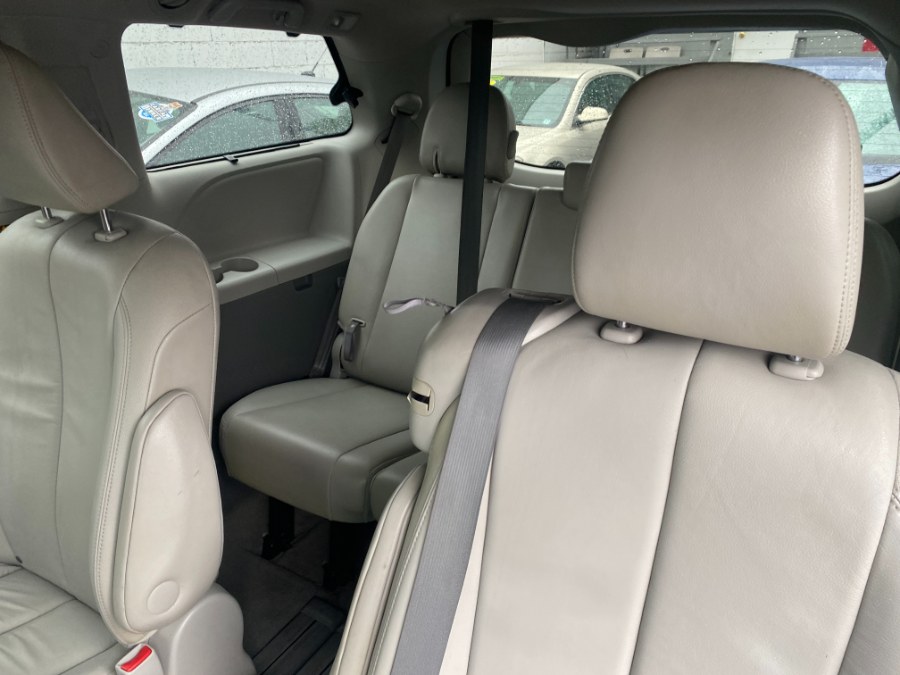 2012 Toyota Sienna XLE 7-Passenger Auto Access Se photo