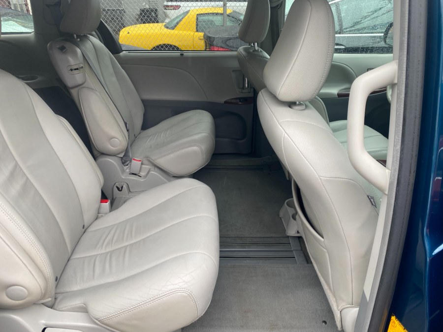 2012 Toyota Sienna XLE 7-Passenger Auto Access Se photo