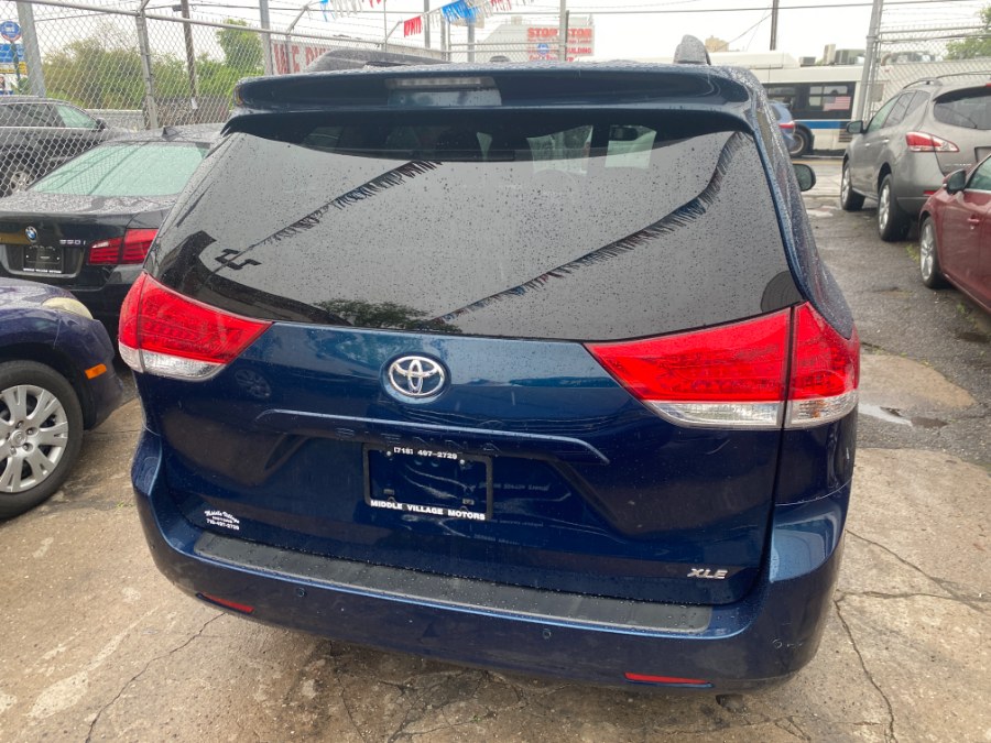 2012 Toyota Sienna XLE 7-Passenger Auto Access Se photo