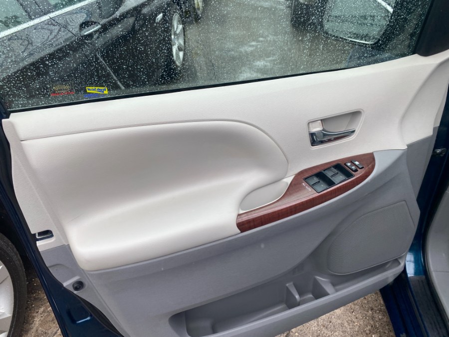 2012 Toyota Sienna XLE 7-Passenger Auto Access Se photo