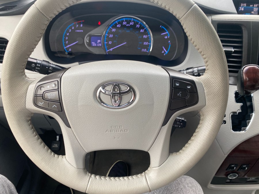 2012 Toyota Sienna XLE 7-Passenger Auto Access Se photo