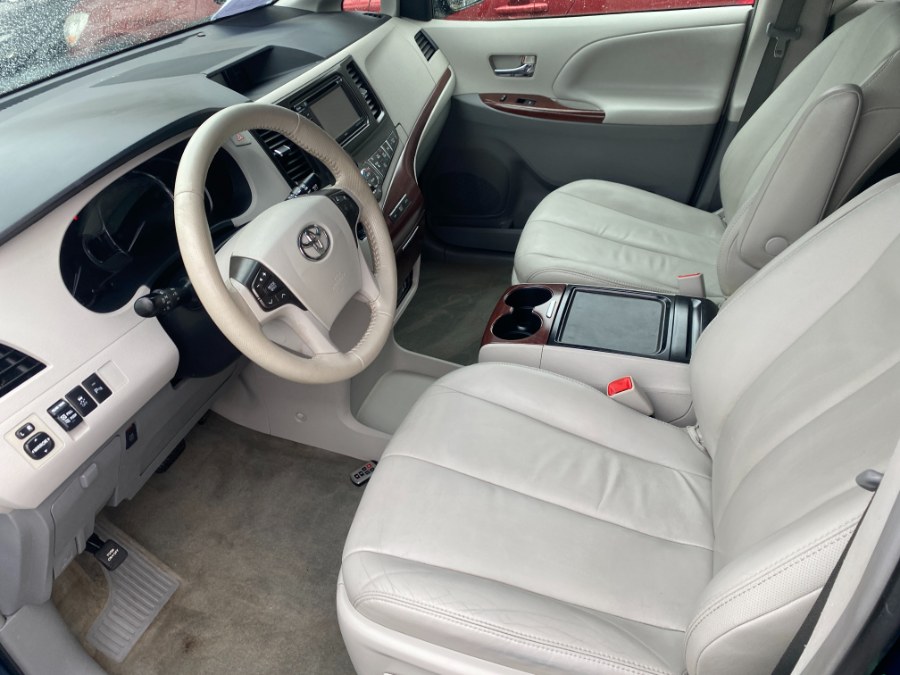 2012 Toyota Sienna XLE 7-Passenger Auto Access Se photo