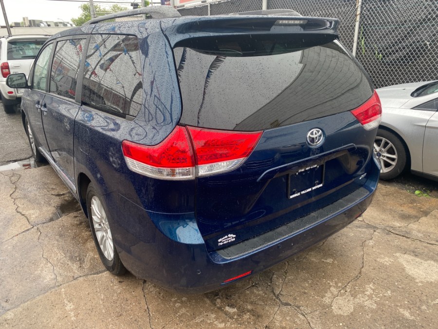 2012 Toyota Sienna XLE 7-Passenger Auto Access Se photo