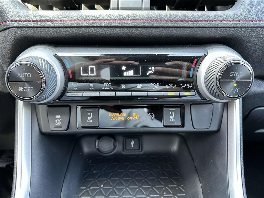 2022 Toyota RAV4 Prime SE photo