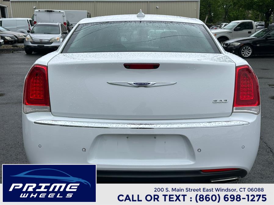 2018 Chrysler 300 Limited RWD photo