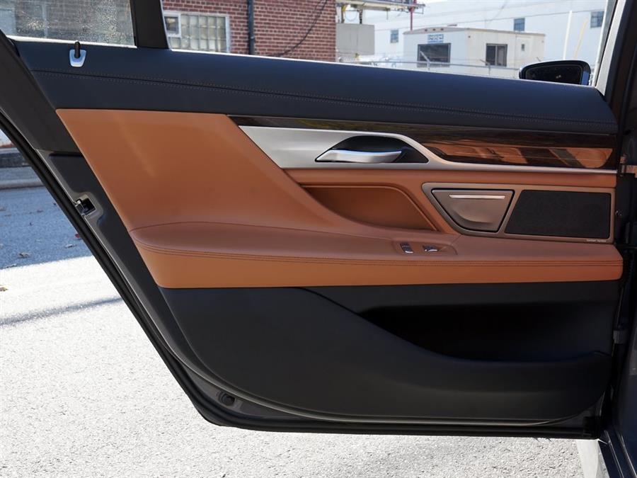 2022 BMW 7-Series 750i xDrive photo