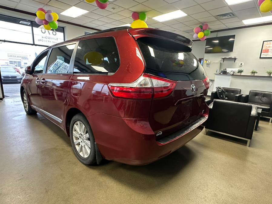2015 Toyota Sienna 5dr 7-Pass Van XLE AWD (Natl) photo