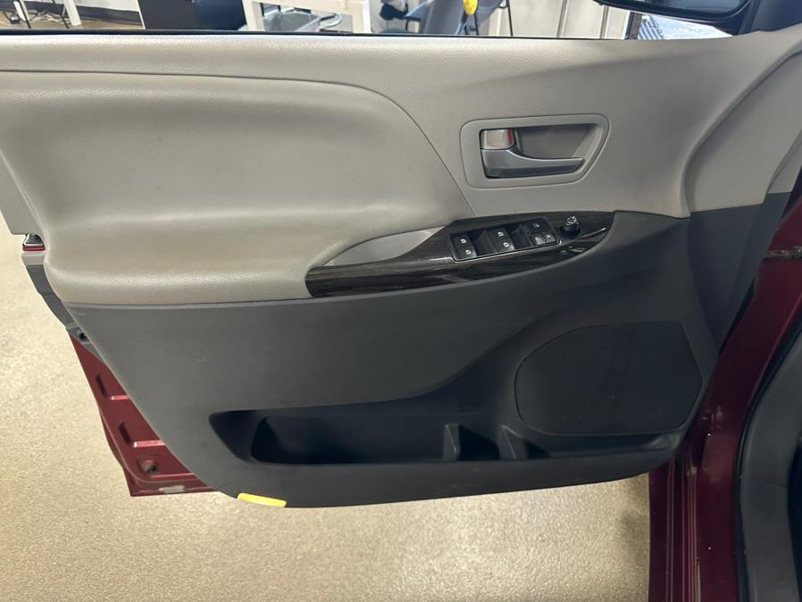 2015 Toyota Sienna 5dr 7-Pass Van XLE AWD (Natl) photo