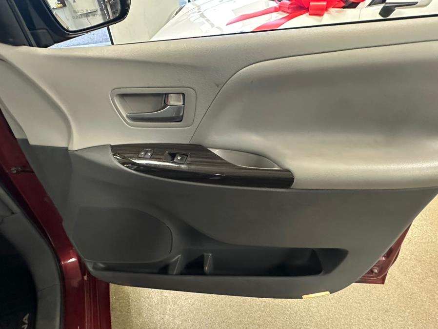 2015 Toyota Sienna 5dr 7-Pass Van XLE AWD (Natl) photo