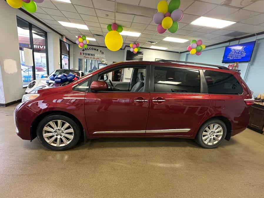 2015 Toyota Sienna 5dr 7-Pass Van XLE AWD (Natl) photo