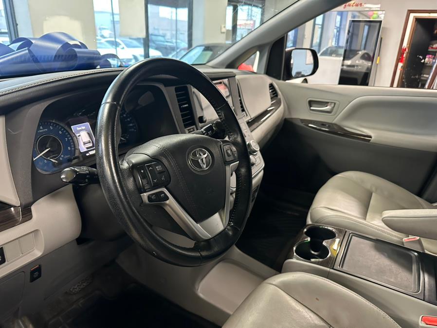 2015 Toyota Sienna 5dr 7-Pass Van XLE AWD (Natl) photo