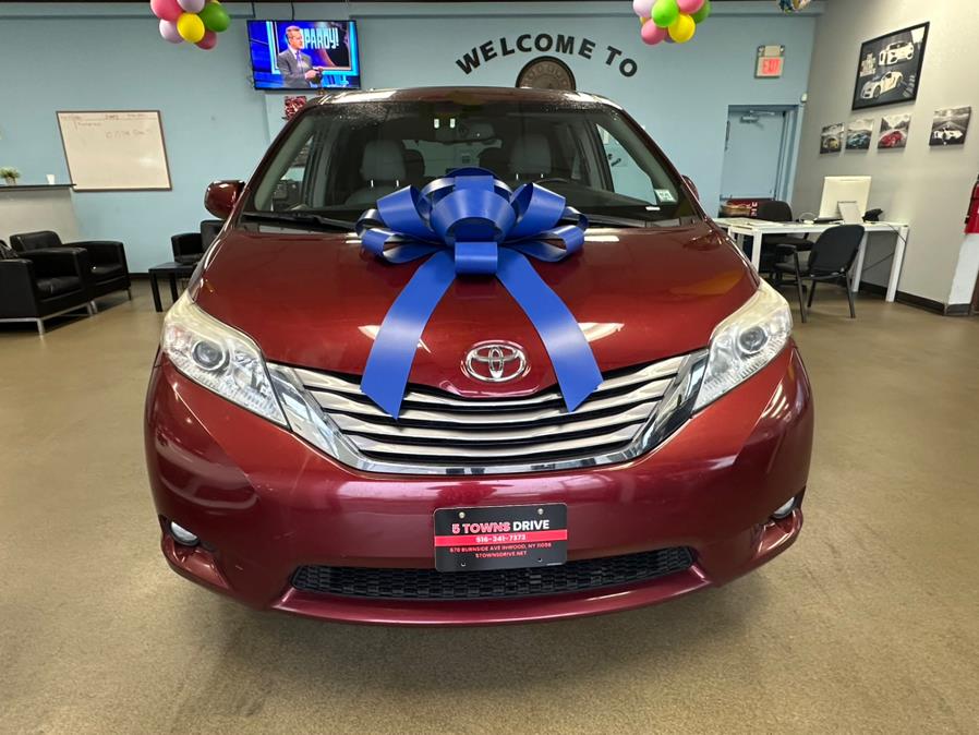 2015 Toyota Sienna 5dr 7-Pass Van XLE AWD (Natl) photo