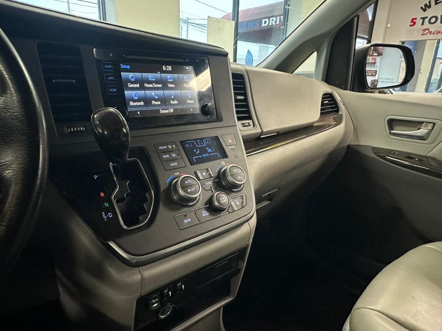 2015 Toyota Sienna 5dr 7-Pass Van XLE AWD (Natl) photo