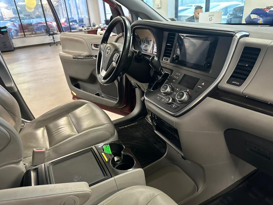 2015 Toyota Sienna 5dr 7-Pass Van XLE AWD (Natl) photo