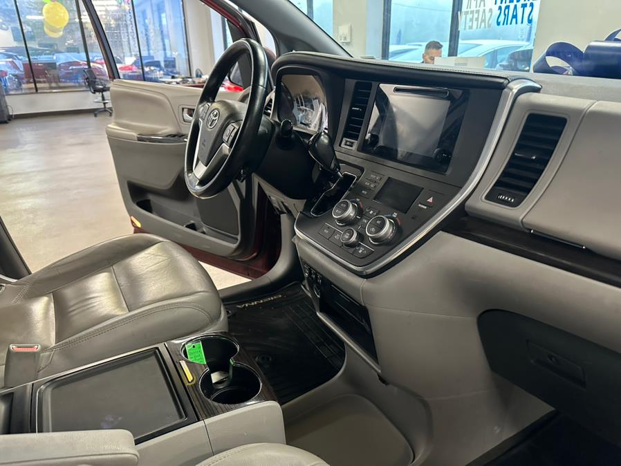2015 Toyota Sienna 5dr 7-Pass Van XLE AWD (Natl) photo
