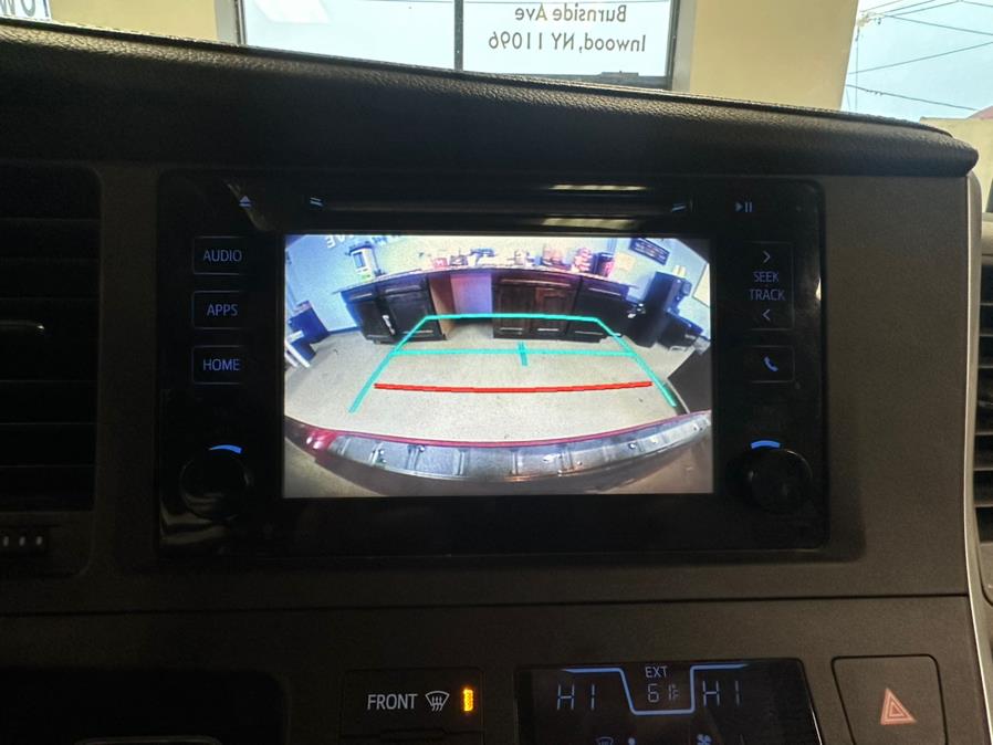 2015 Toyota Sienna 5dr 7-Pass Van XLE AWD (Natl) photo