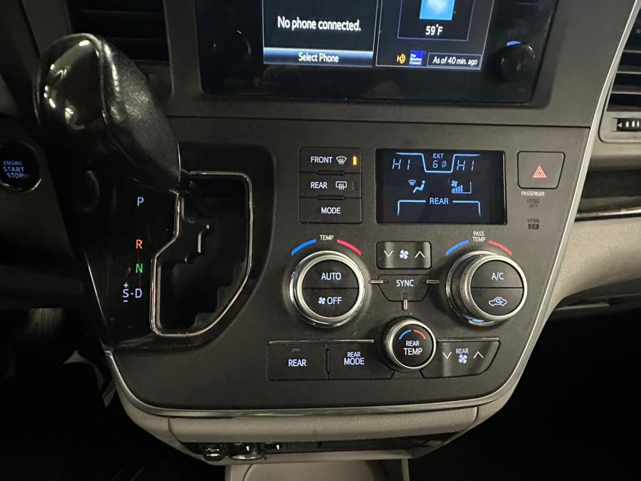 2015 Toyota Sienna 5dr 7-Pass Van XLE AWD (Natl) photo