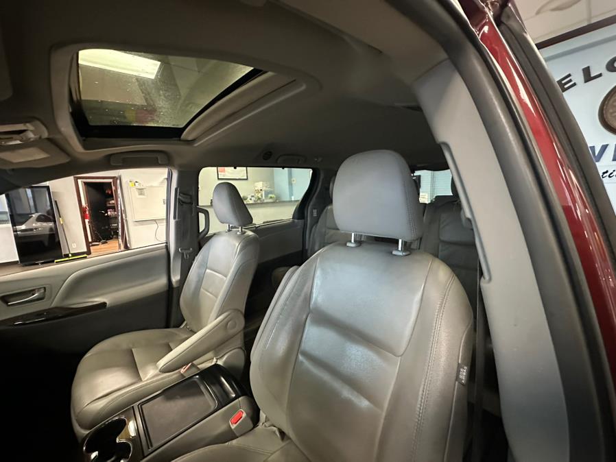 2015 Toyota Sienna 5dr 7-Pass Van XLE AWD (Natl) photo