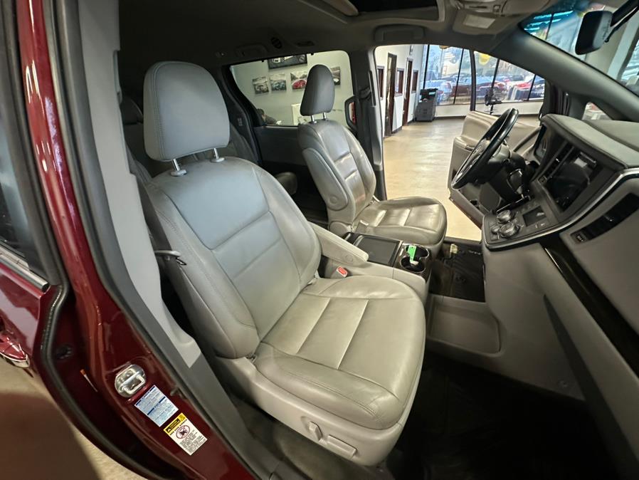 2015 Toyota Sienna 5dr 7-Pass Van XLE AWD (Natl) photo