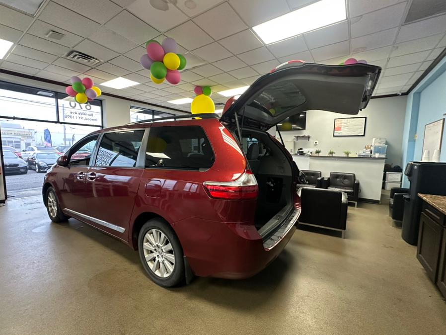 2015 Toyota Sienna 5dr 7-Pass Van XLE AWD (Natl) photo