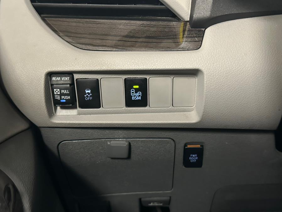 2015 Toyota Sienna 5dr 7-Pass Van XLE AWD (Natl) photo