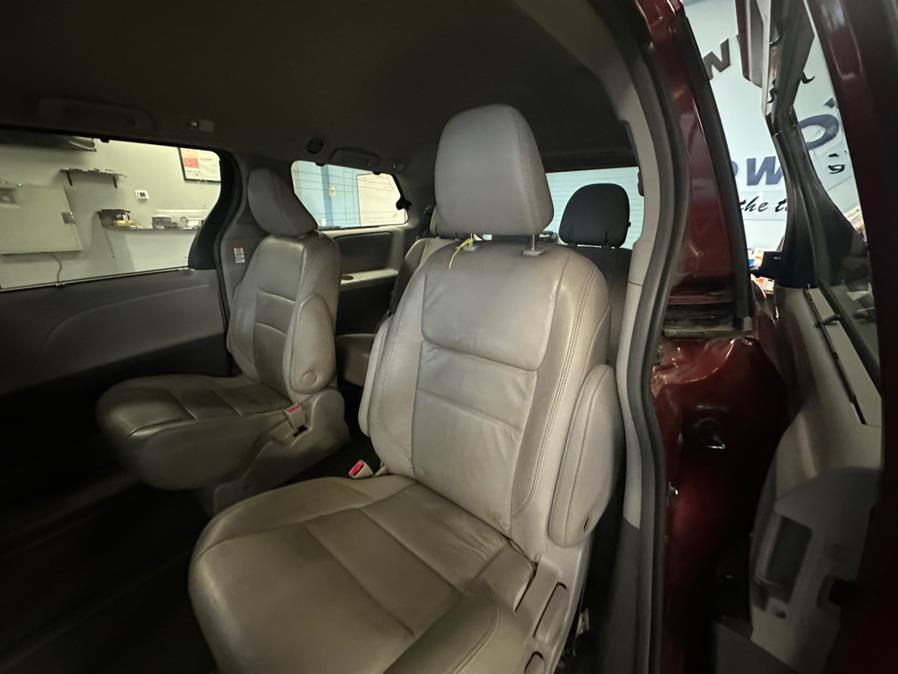 2015 Toyota Sienna 5dr 7-Pass Van XLE AWD (Natl) photo
