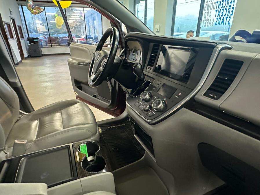 2015 Toyota Sienna 5dr 7-Pass Van XLE AWD (Natl) photo