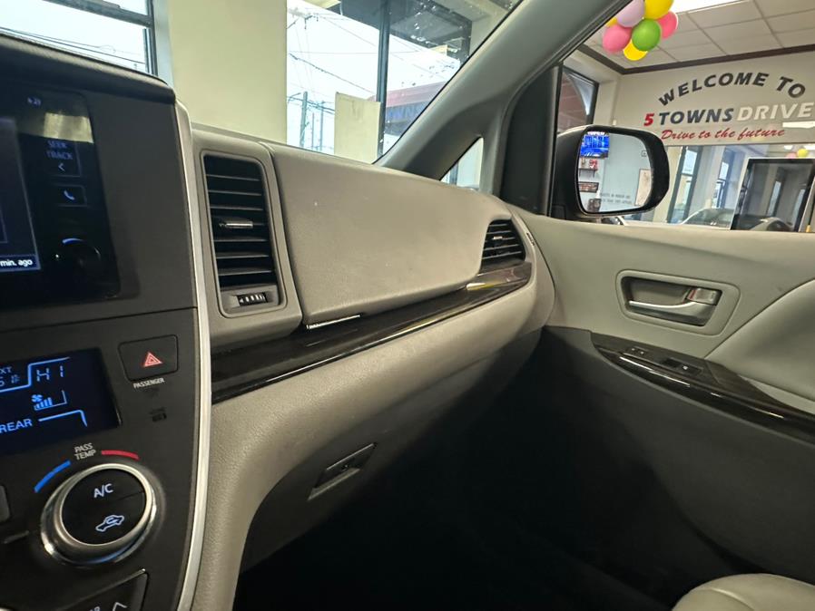 2015 Toyota Sienna 5dr 7-Pass Van XLE AWD (Natl) photo