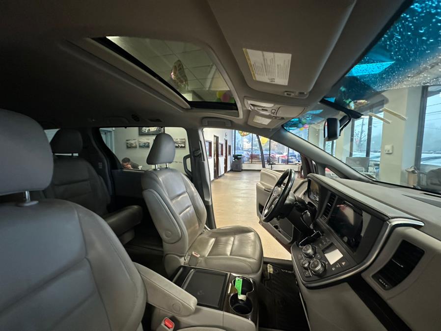 2015 Toyota Sienna 5dr 7-Pass Van XLE AWD (Natl) photo