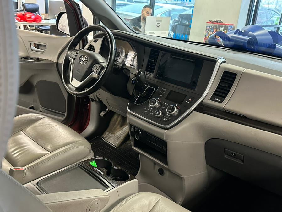 2015 Toyota Sienna 5dr 7-Pass Van XLE AWD (Natl) photo