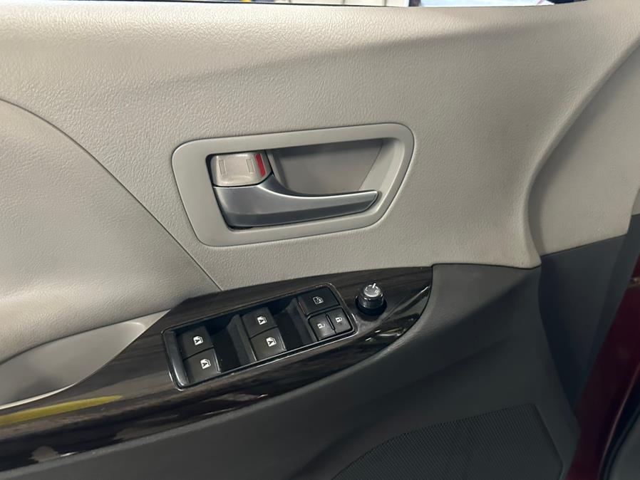 2015 Toyota Sienna 5dr 7-Pass Van XLE AWD (Natl) photo