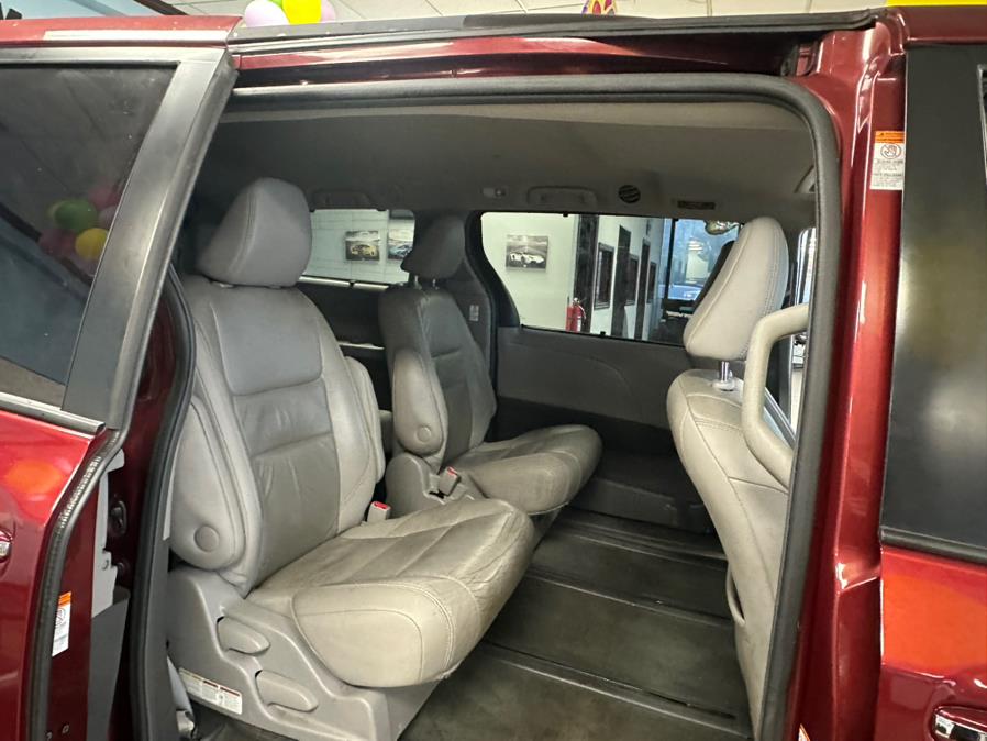 2015 Toyota Sienna 5dr 7-Pass Van XLE AWD (Natl) photo