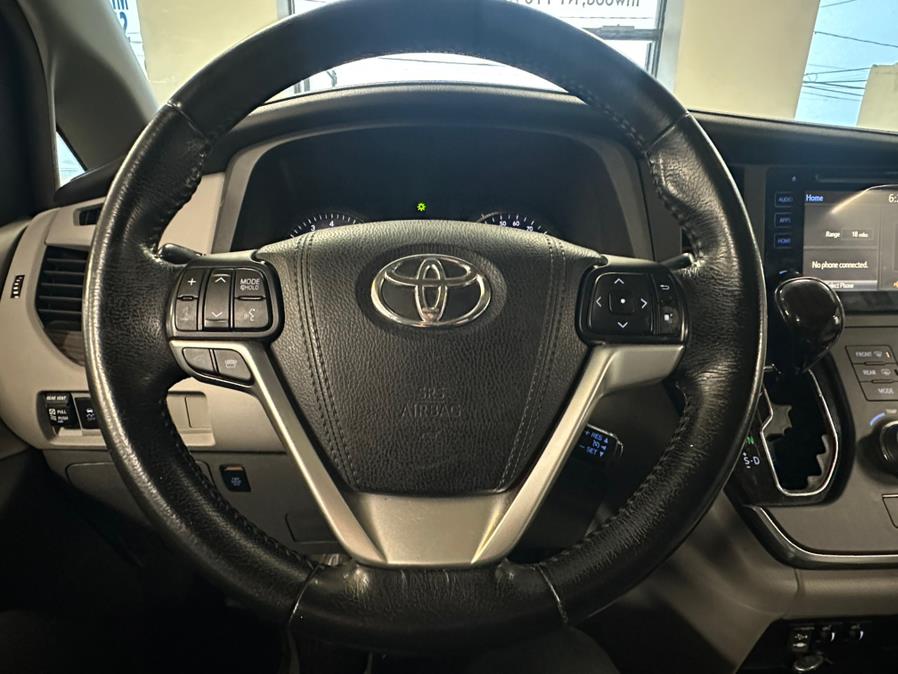 2015 Toyota Sienna 5dr 7-Pass Van XLE AWD (Natl) photo