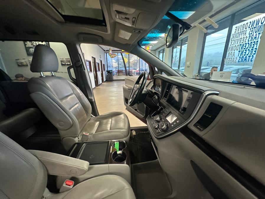 2015 Toyota Sienna 5dr 7-Pass Van XLE AWD (Natl) photo
