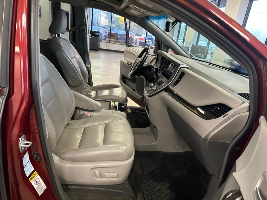 2015 Toyota Sienna 5dr 7-Pass Van XLE AWD (Natl) photo