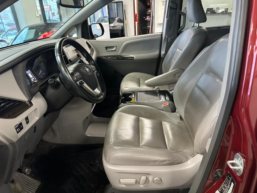 2015 Toyota Sienna 5dr 7-Pass Van XLE AWD (Natl) photo
