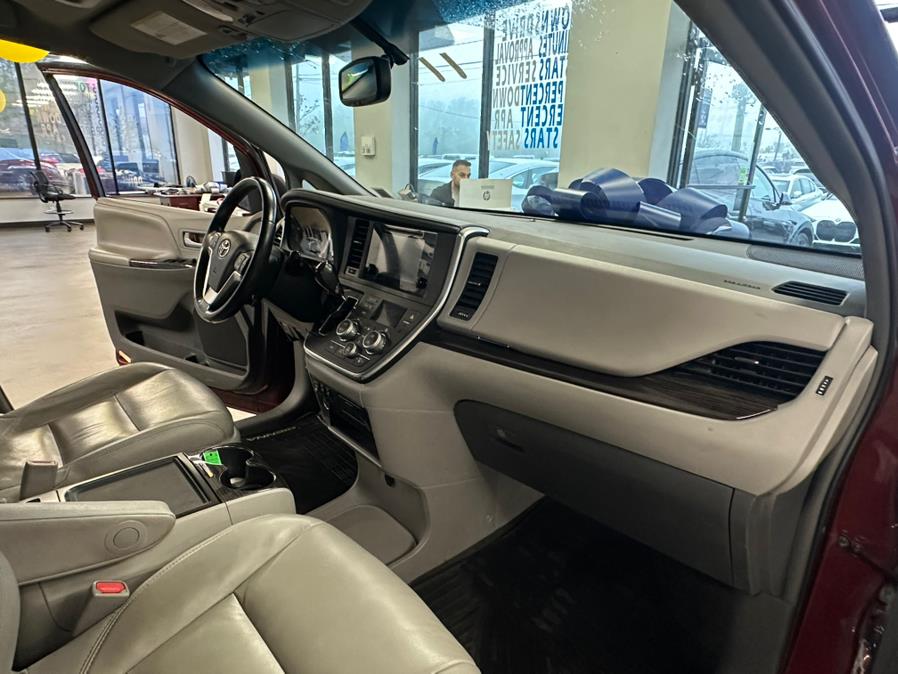 2015 Toyota Sienna 5dr 7-Pass Van XLE AWD (Natl) photo