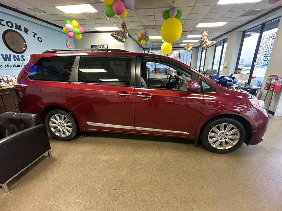 2015 Toyota Sienna 5dr 7-Pass Van XLE AWD (Natl) photo