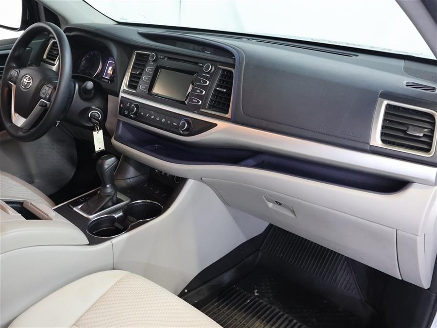 2018 Toyota Highlander LE photo