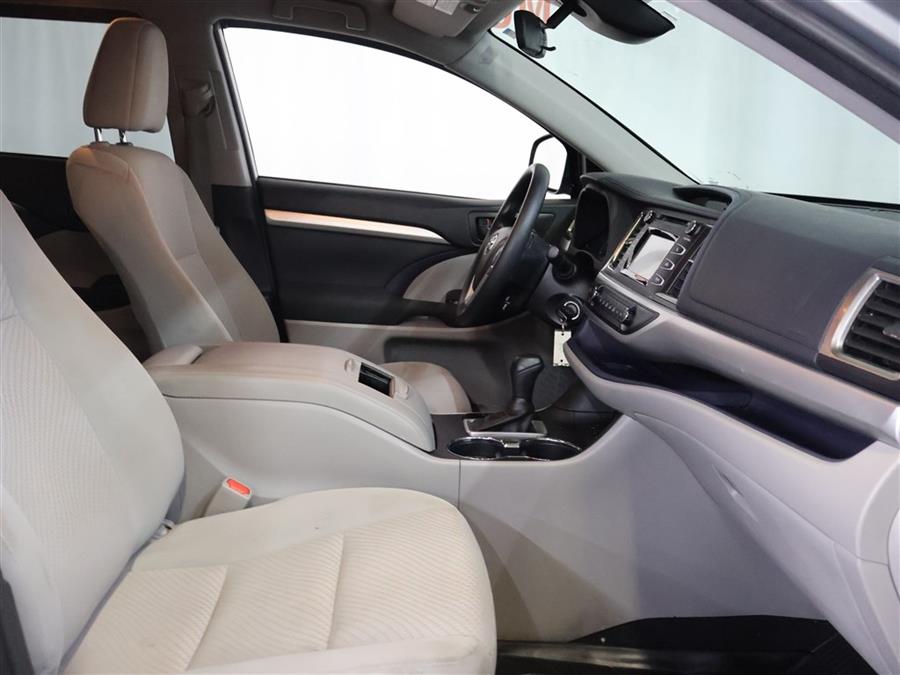 2018 Toyota Highlander LE photo