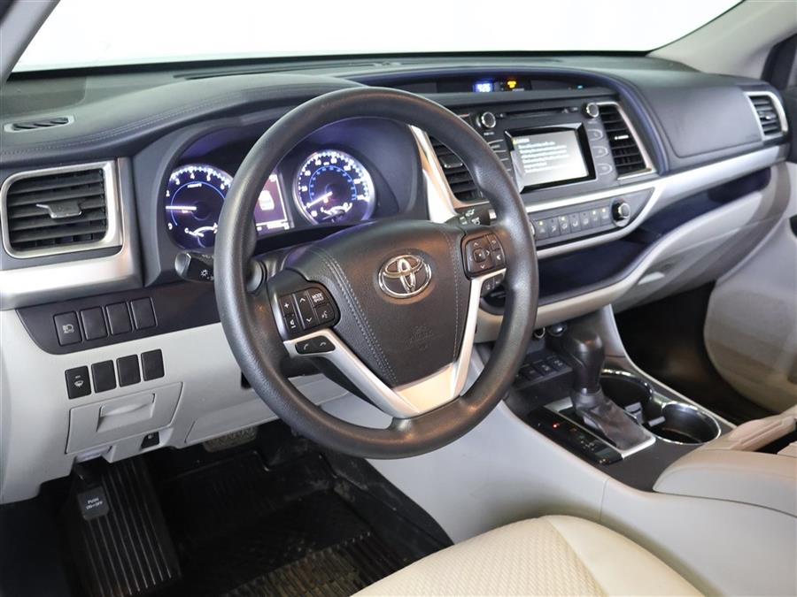 2018 Toyota Highlander LE photo