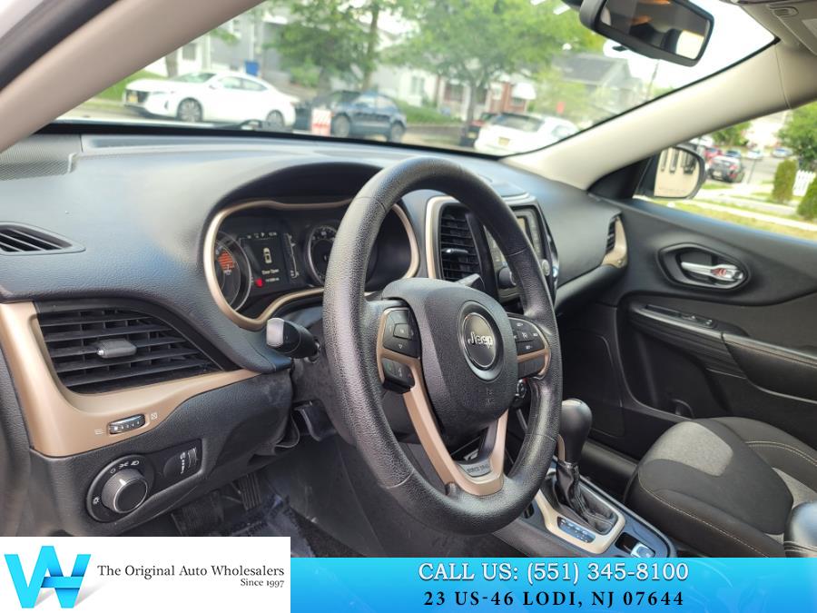 2016 Jeep Cherokee FWD 4dr Sport photo