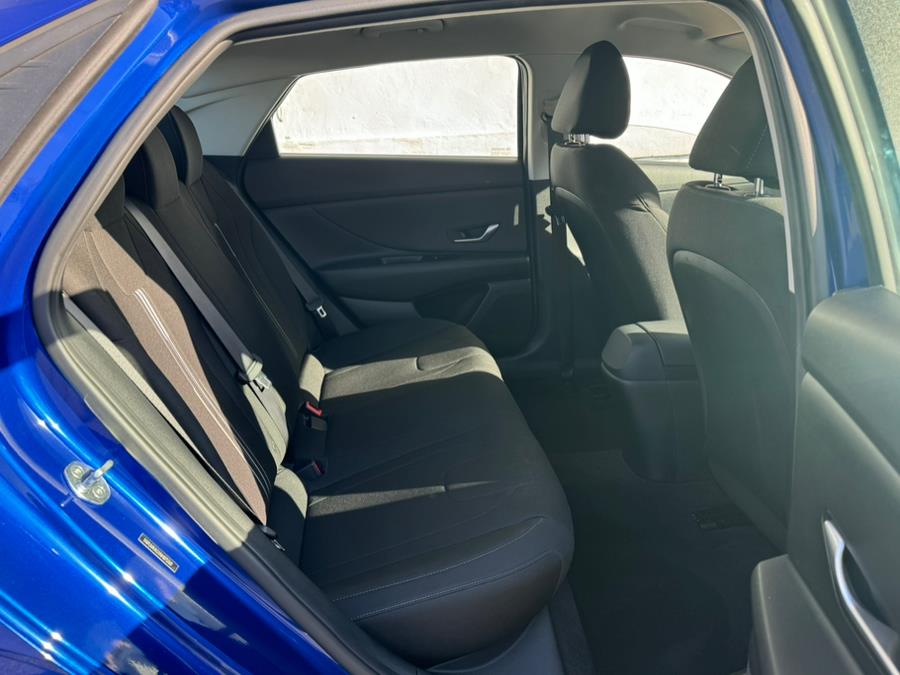 2023 Hyundai Elantra Limited IVT photo