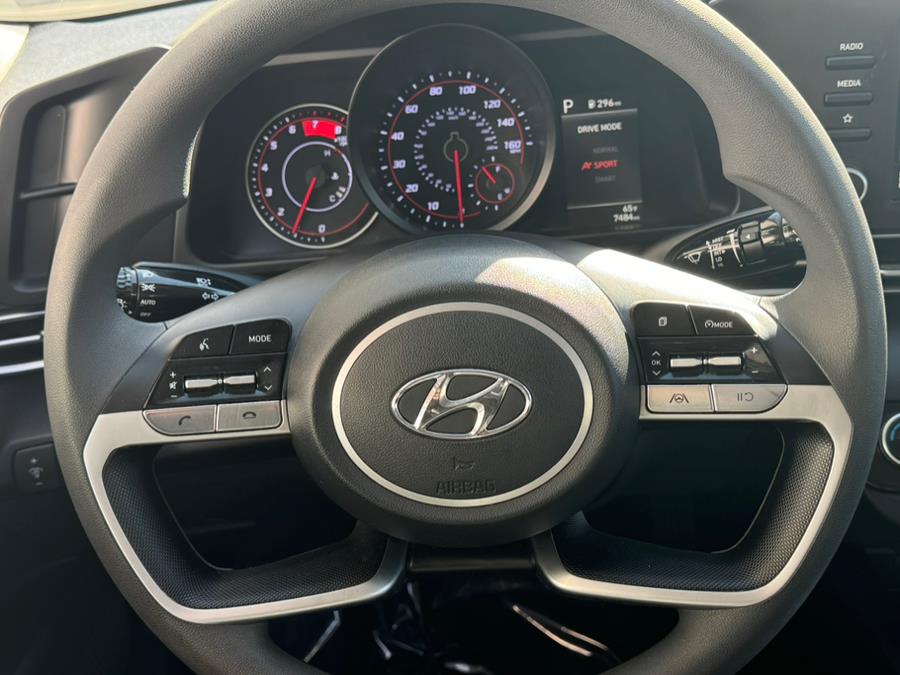 2023 Hyundai Elantra Limited IVT photo