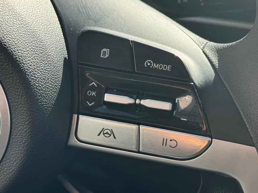 2023 Hyundai Elantra Limited IVT photo