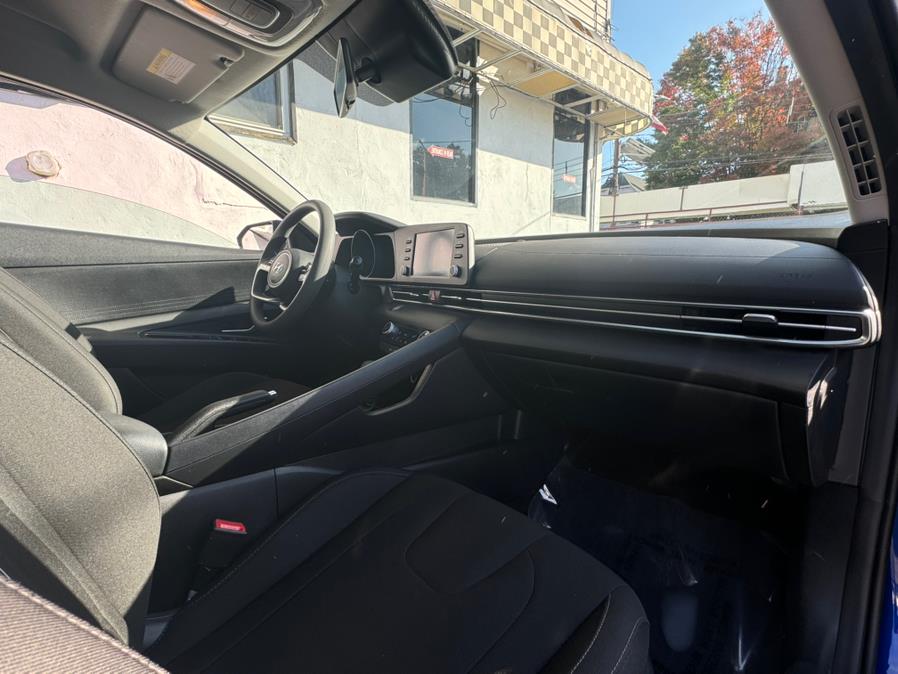 2023 Hyundai Elantra Limited IVT photo