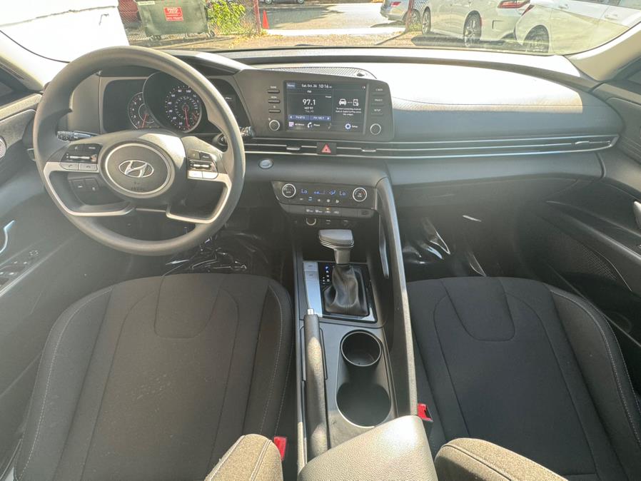2023 Hyundai Elantra Limited IVT photo