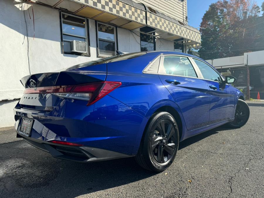 2023 Hyundai Elantra Limited IVT photo