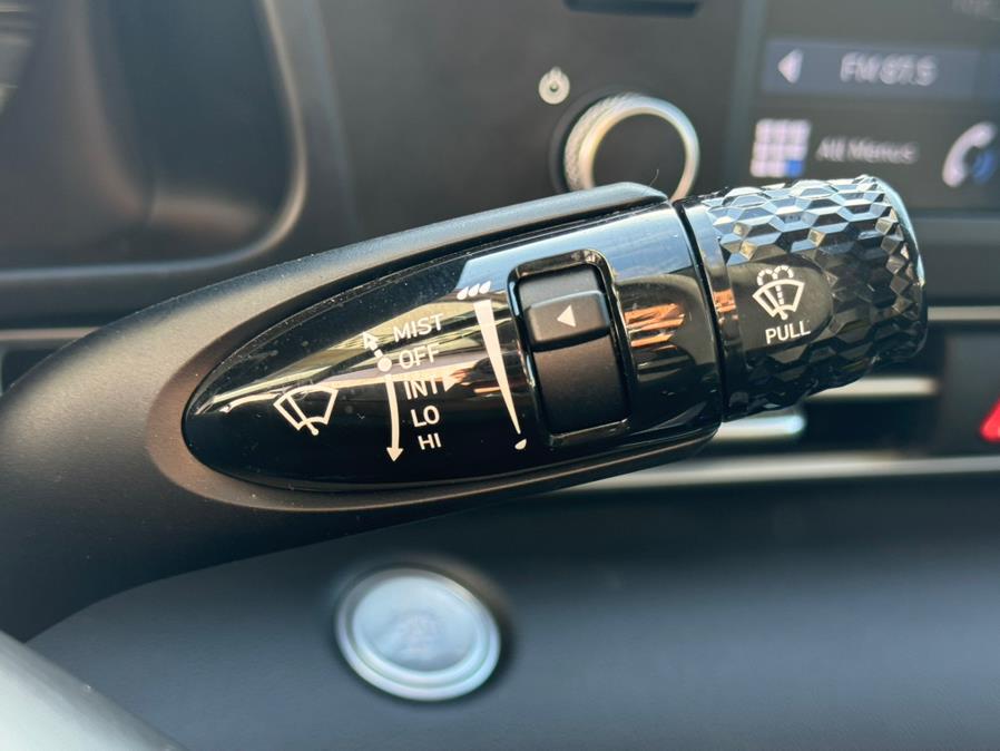 2023 Hyundai Elantra Limited IVT photo